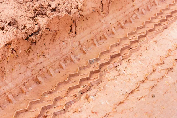 Traccia di pneumatici su suolo lateritico — Foto Stock