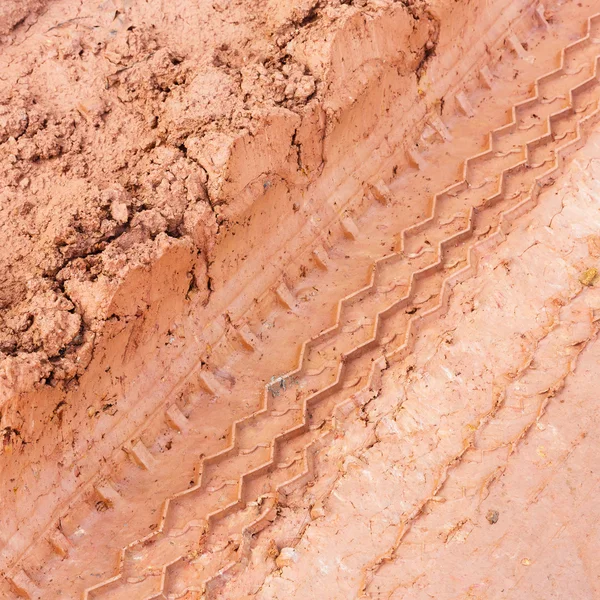 轮胎在红壤上的痕迹 — 图库照片