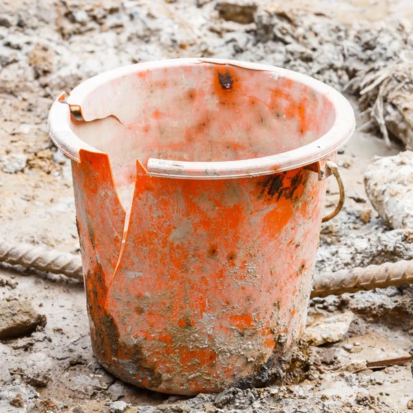 Cubo de plástico agrietado — Foto de Stock