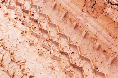 Lateritic toprak yolda lastik