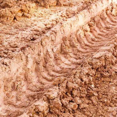 Lateritic toprak yolda lastik