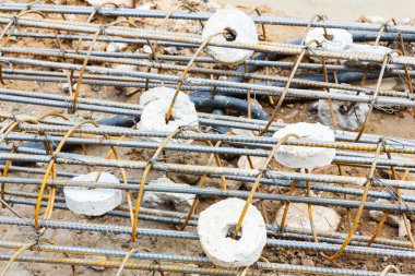 Paslı demiri kapsayan beton