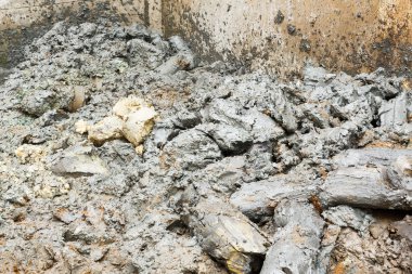 Siyah renkli kil kuru işleminden fore kazık