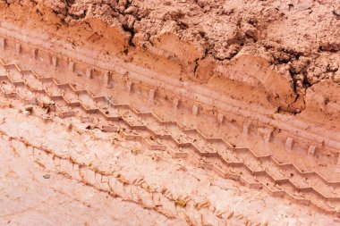 Lateritic toprak yolda lastik