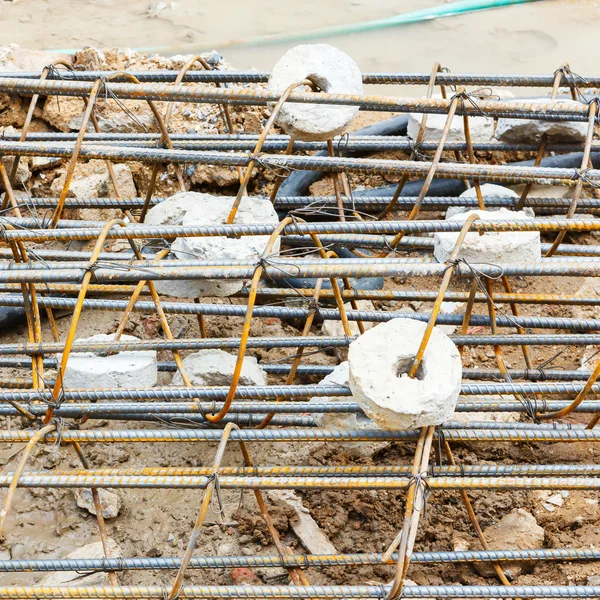 Revestimiento de hormigón en barras de refuerzo oxidadas —  Fotos de Stock