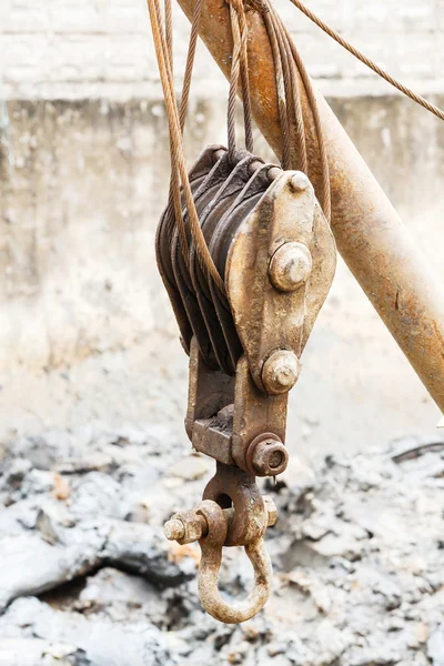 Flaschenzug und Bolzenanker mit Drahtseilschlinge — Stockfoto