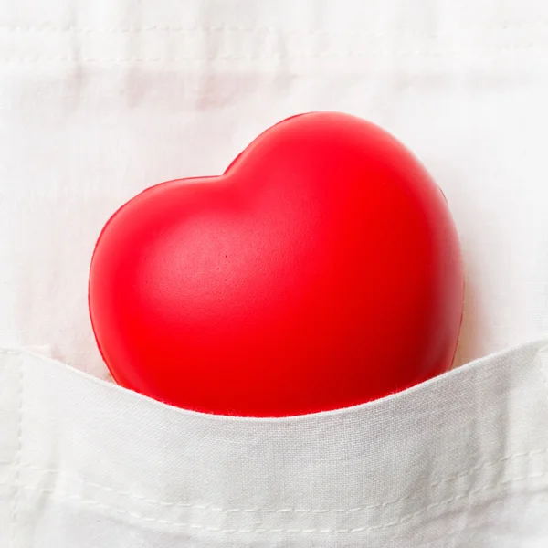 Corazón rojo en bolsillo de tela —  Fotos de Stock