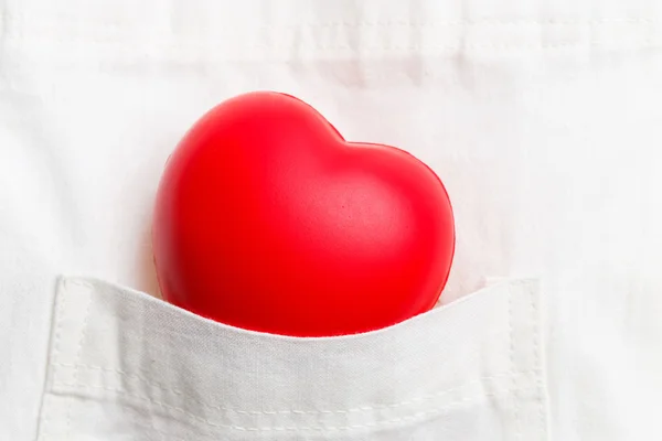 Corazón rojo en bolsillo de tela —  Fotos de Stock