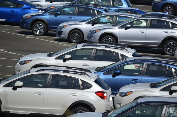 Nagelneue PKW geparkt — Stockfoto