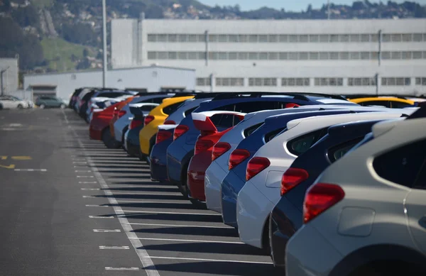 Új autók sorakoznak a parkoló — Stock Fotó