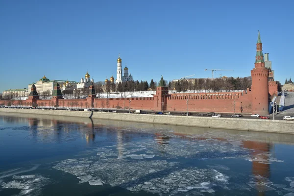 Moskiewski Kreml i nabrzeże rzeki Moskwy. — Zdjęcie stockowe