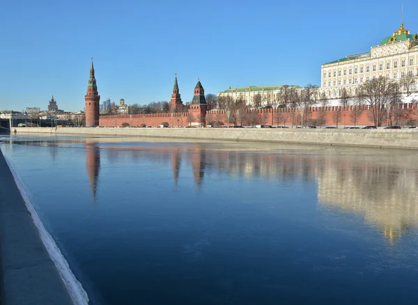 Moskiewski Kreml i nabrzeże rzeki Moskwy. — Zdjęcie stockowe