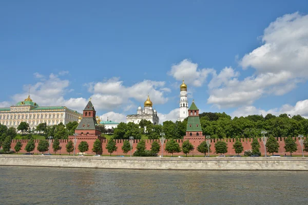 Kremlin van Moskou en embankment van de Moskou-rivier. — Stockfoto