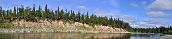 Panoramisch uitzicht op de rivier. — Stockfoto