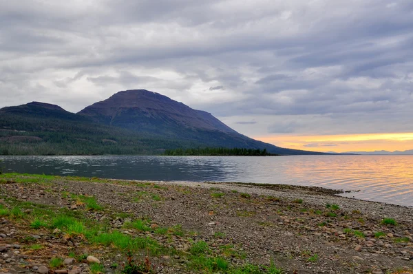 Zonsondergang op een meer in Siberië. — Stockfoto