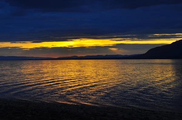 Západ slunce na jezeře. — Stock fotografie