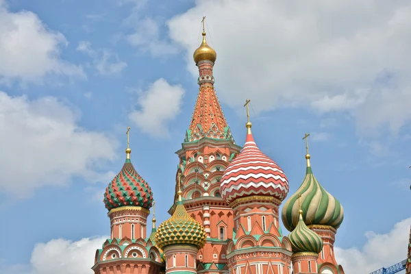 Domes of St. Basil's Cathedral on red square in Moscow. — Stock Photo, Image