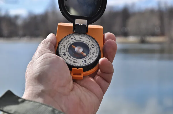 Den Kompass in der Hand im Freien. — Stockfoto