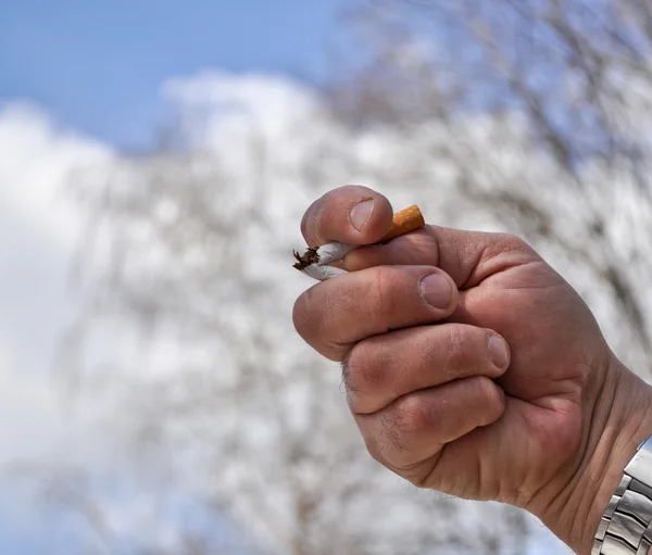 Sigaretta rotta in mano — Foto Stock