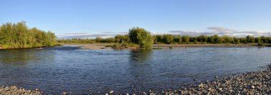 Panoramik nehir manzara polar Urallarda. 