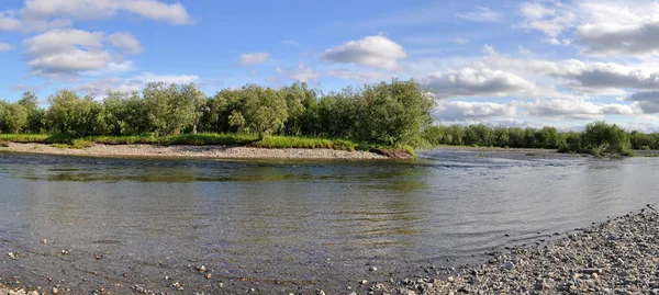 Panoramautsikt över flodlandskap i polar Ural. — Stockfoto