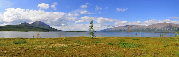 Panorama mountain lakes on the Putorana plateau. — Stock Photo, Image