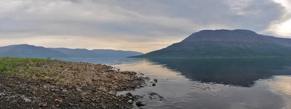 Panorama del lago en la meseta de Putorana . — Foto de Stock