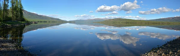 Панорама. Озеро в Putorana плато. — стокове фото