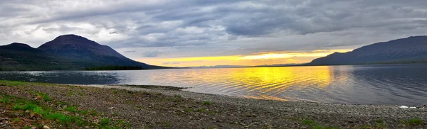 Solnedgång på en sjö i Sibirien. — Stockfoto