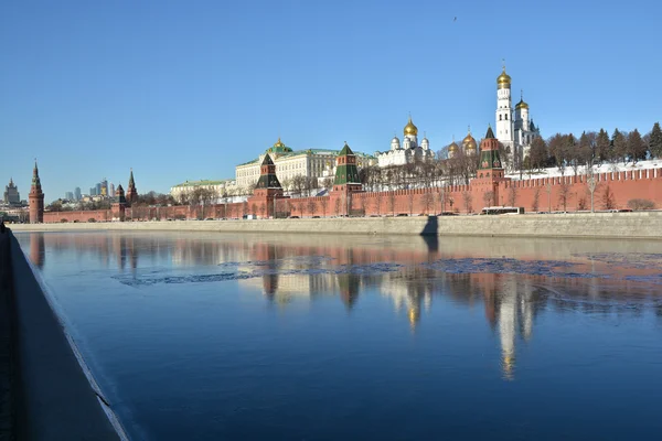 Moscow Kremlin and embankment of the Moscow river. — Stock Photo, Image