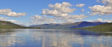 Panorama dağ gölleri Putorana Plato üzerinde. 