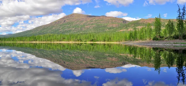 Panorámás hegyi tavak, a Putorana-fennsík. — Stock Fotó