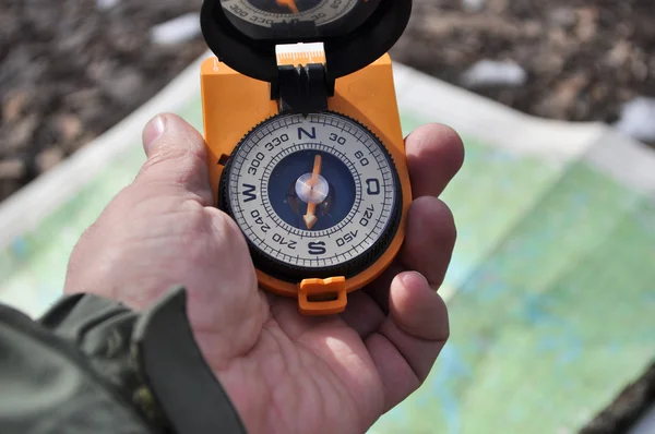Offener Kompass auf der Handfläche — Stockfoto