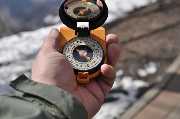 Der Kompass in seiner Hand. — Stockfoto