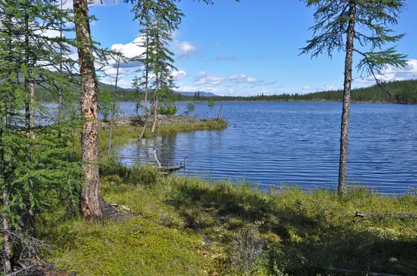 Foto nördlicher See klar: die Berge, der Himmel, das Wasser. — Stockfoto