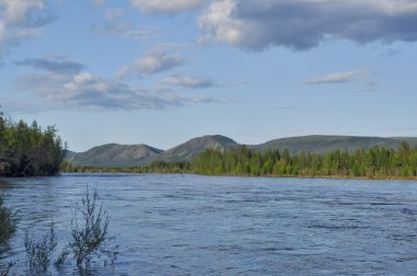 Peyzaj: dağlar, gökyüzü, nehir.