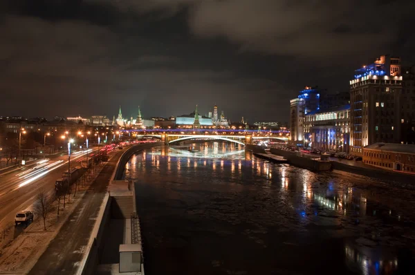 El kremlin de Moscú por la noche. — Foto de Stock