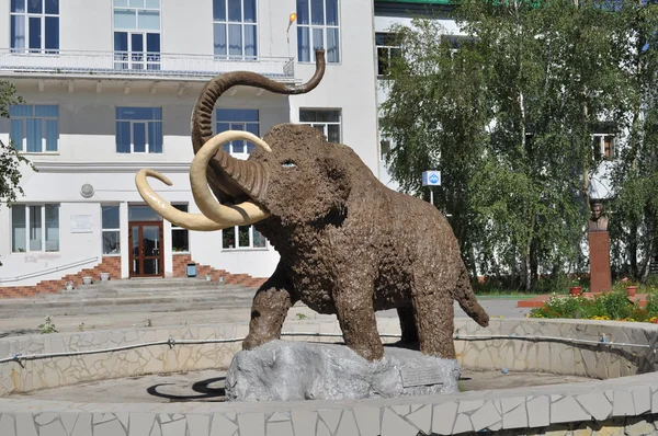 Monument mammoth in the city of Yakutsk. — Stock Photo, Image