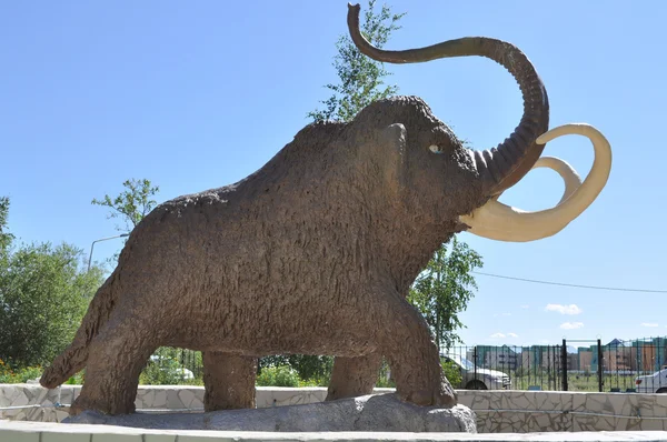 Monumen mammoth di kota Yakutsk . — Stok Foto