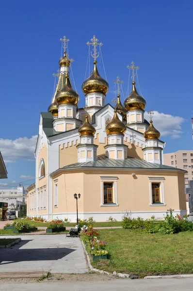 Ortodoxní chrám na pozadí modré oblohy. — Stock fotografie