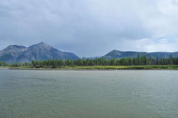 El cielo en las nubes sobre el río de la montaña . — Foto de Stock