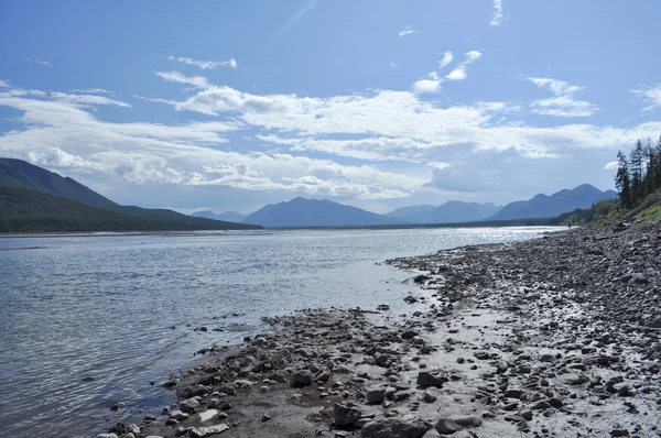 Le ciel dans les nuages sur la rivière de montagne . — Photo