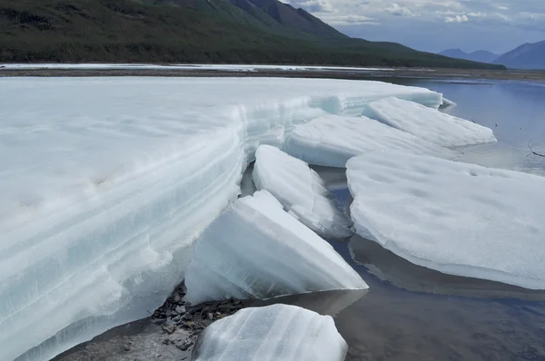 Permanent glaces i tideway av floden yakut. — Stockfoto