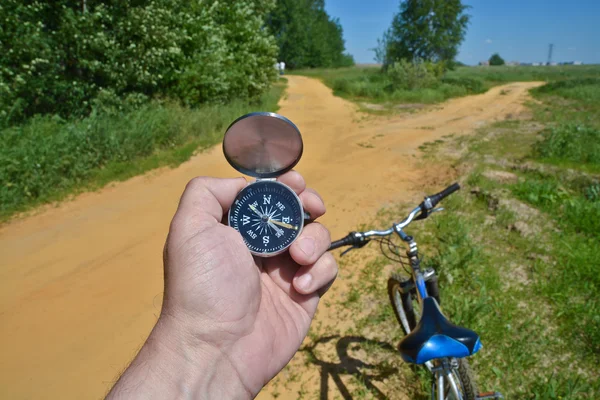 Mit Kompass und Fahrradgabel. — Stockfoto