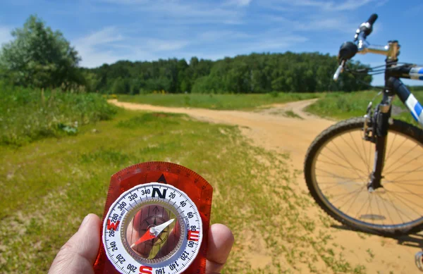 Med kompass och cykel framgaffel. — Stockfoto