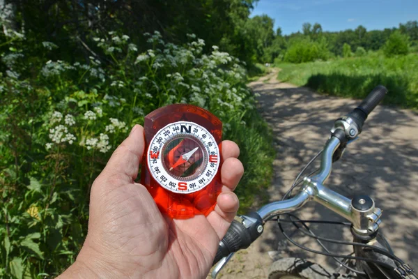 Kompass och cykel. — Stockfoto