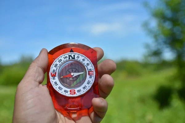 Kompas in de hand. — Stockfoto