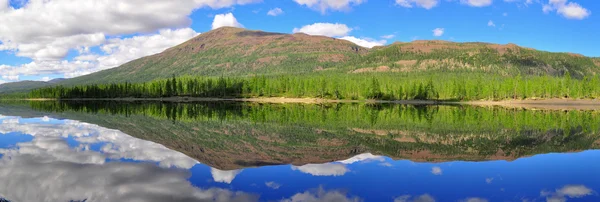 プトラナ高原のパノラマ山の湖. — ストック写真