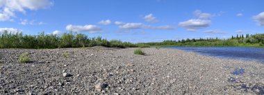 Panoramik nehir manzara polar Urallarda. 