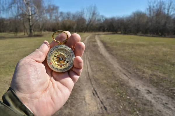 Kompass in der Hand bei einem Spaziergang. — Stockfoto